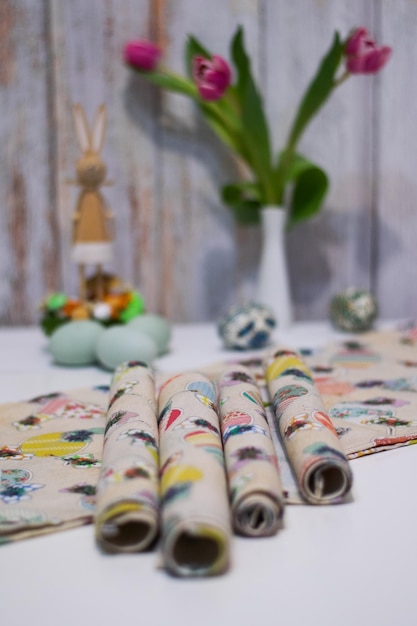 Tri vyšívané vzory na stole